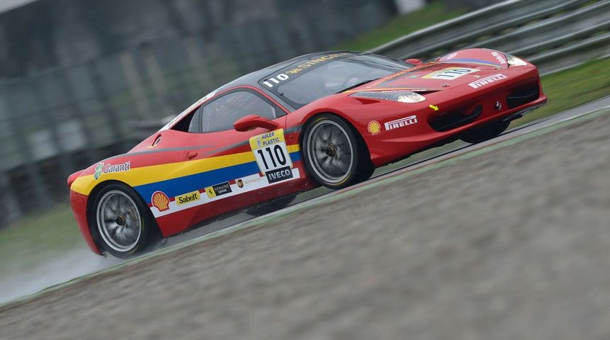 Marcel Butuza prezinta joi Ferrari-ul cu care ia startul in MP al Orasului Brasov