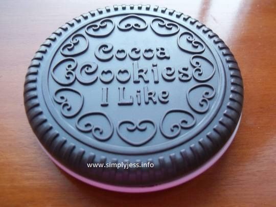 I won this cookie shape mirror from a book event giveaway