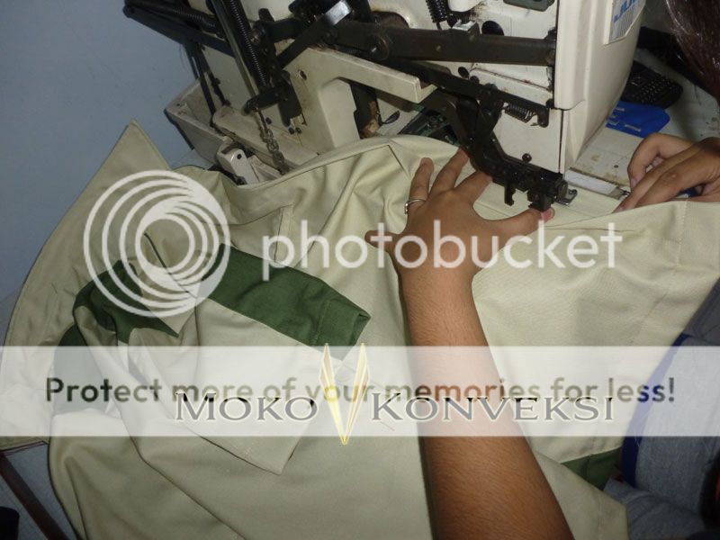Pemasangan kancing seragam koperasi dengan mesin pasang kancing